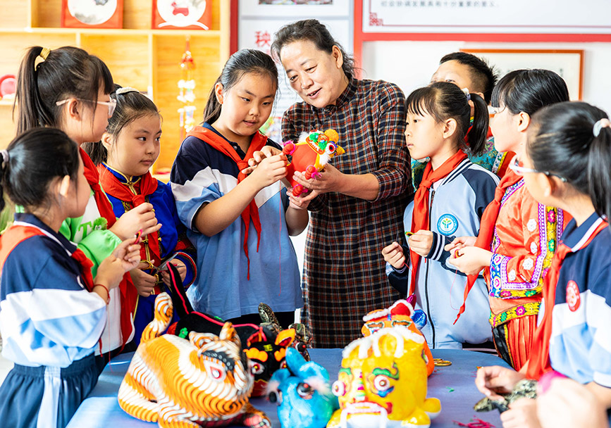 9月25日，非遺傳承人董存娥在為呼和浩特市玉泉區南柴火市街小學學生傳授布老虎的制作技藝。丁根厚攝