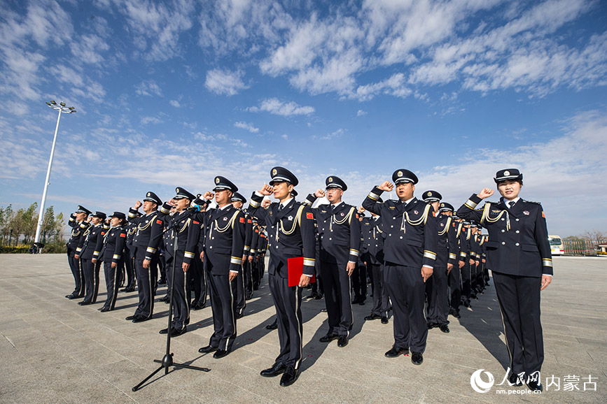 全体民警举起右拳，重温公安机关人民警察誓词。郭鹏杰摄