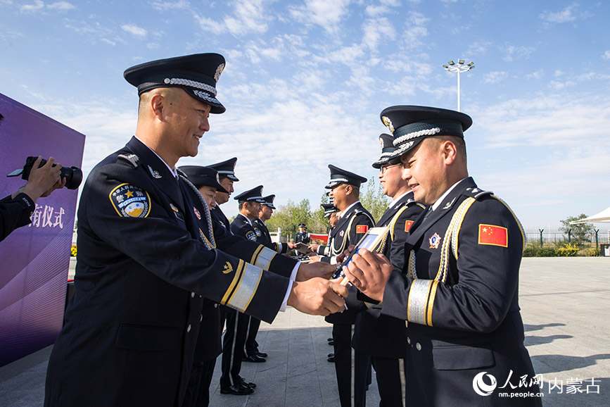 为晋升警衔民警代表颁发了警衔标志。郭鹏杰摄