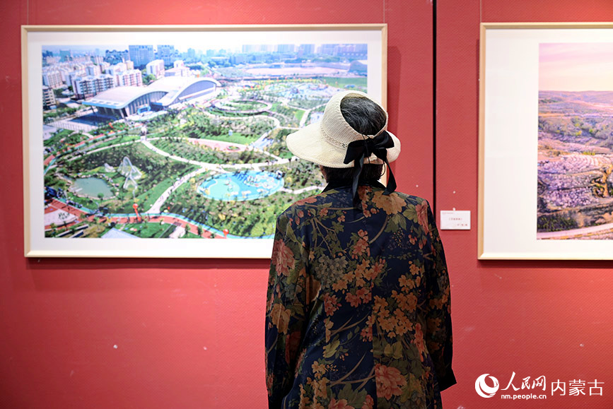 市民观展。人民网 寇雅楠摄