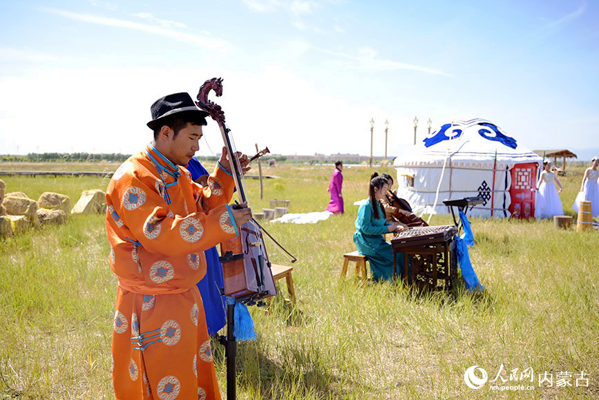 “歡騰的敕勒川草原”環境歌舞演藝彩排現場。人民網 劉藝琳攝