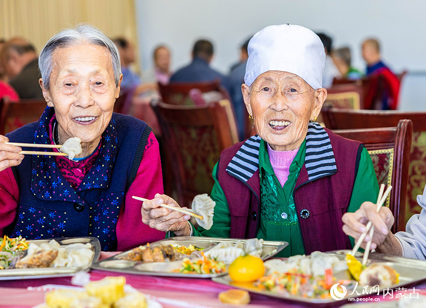 9月28日，內蒙古呼和浩特市玉泉區敬鬆老年服務中心的老年人在開心地品嘗愛心餃子。丁根厚攝