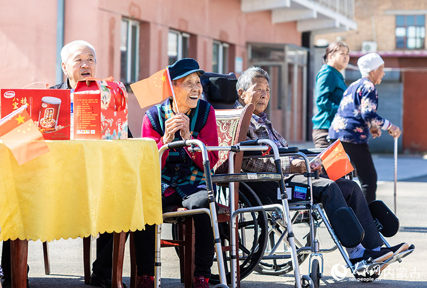 9月28日，內蒙古呼和浩特市玉泉區敬鬆老年服務中心的老年人在開心地觀看文藝表演。丁根厚攝
