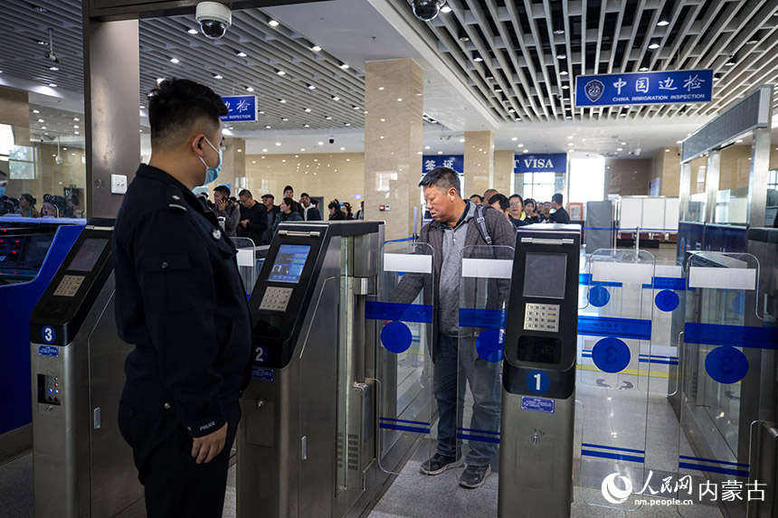 旅客從二連出入境邊防檢查站快捷通道通關。郭鵬杰攝