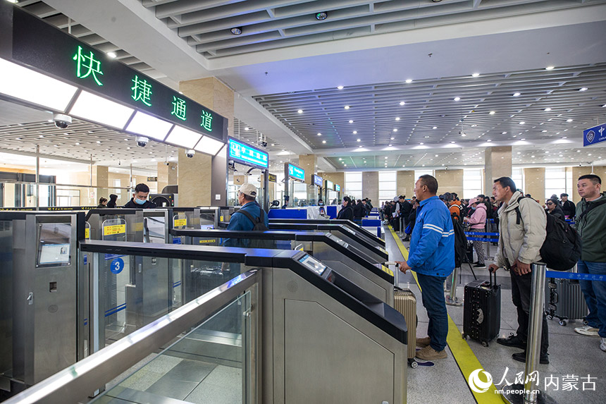 旅客從二連出入境邊防檢查站快捷通道通關。郭鵬杰攝