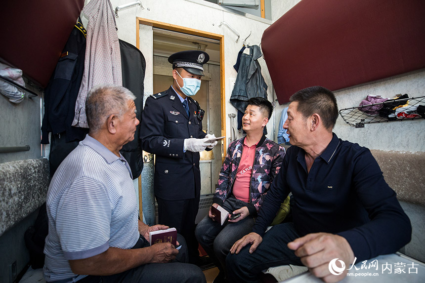 二連出入境邊防檢查站執勤民警為旅客辦理通關手續。郭鵬杰攝
