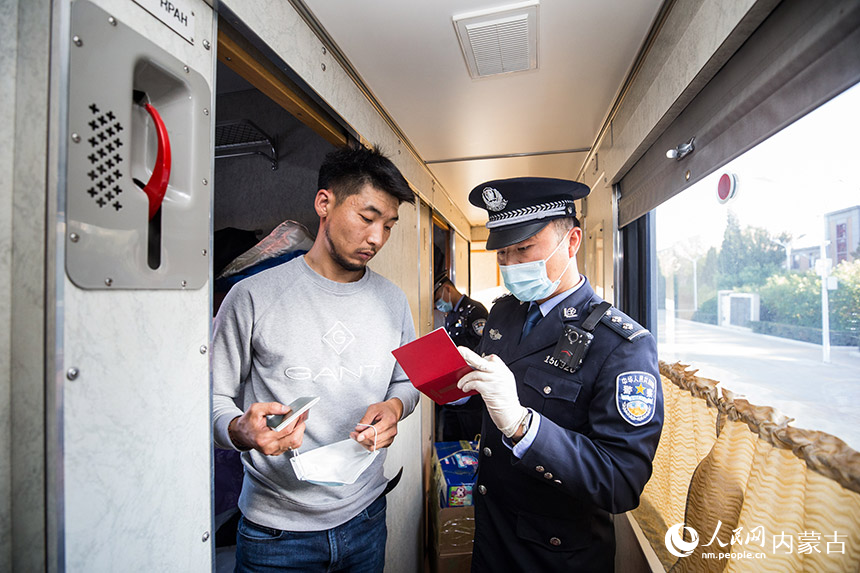 二連出入境邊防檢查站執勤民警為旅客辦理通關手續。郭鵬杰攝