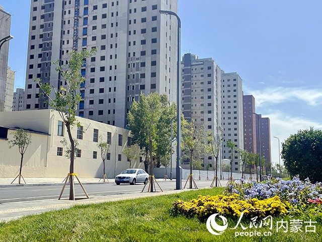 呼和浩特市第一中學實驗學校東巷“斷頭路”正式通車。人民網 寇雅楠攝