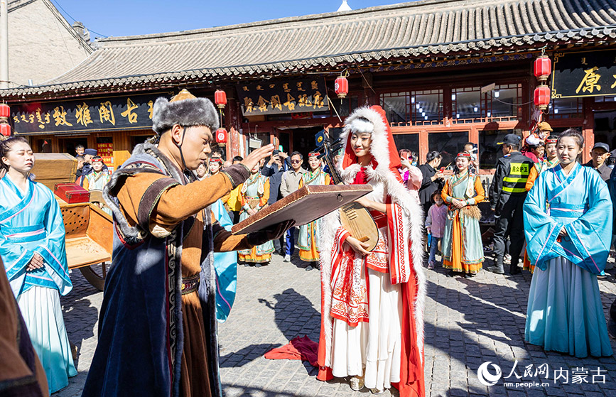 9月29日，演員在呼和浩特市玉泉區塞上老街文化旅游休閑街區表演沉浸式行走街景舞劇“昭君和親”。丁根厚攝