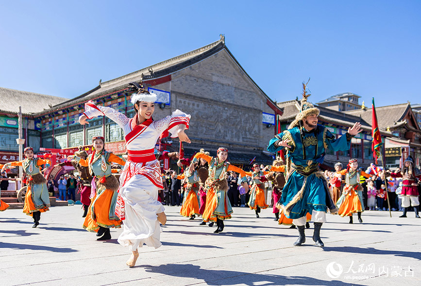9月29日，演員在呼和浩特市玉泉區塞上老街文化旅游休閑街區表演沉浸式行走街景舞劇“昭君和親”。丁根厚攝