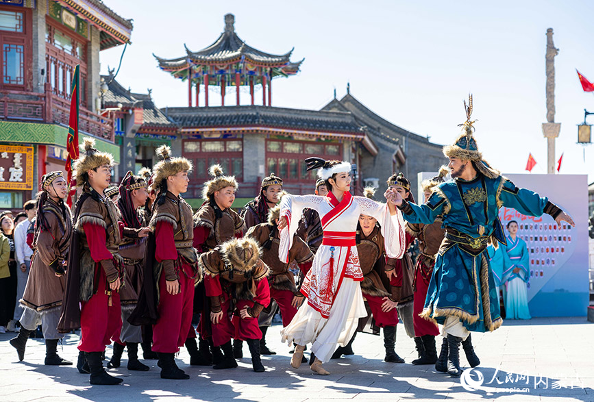 9月29日，演員在呼和浩特市玉泉區塞上老街文化旅游休閑街區表演沉浸式行走街景舞劇“昭君和親”。丁根厚攝