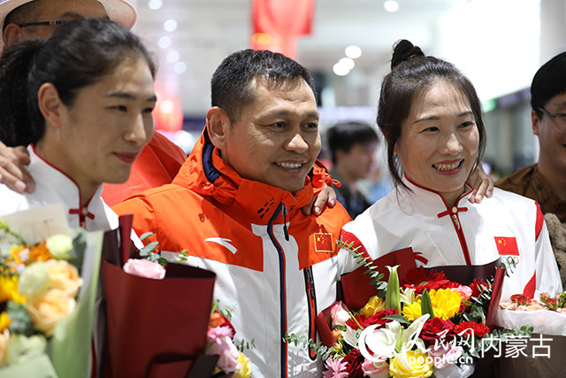 李倩、楊柳與教練哈達巴特爾合影。人民網記者 齊浩男攝