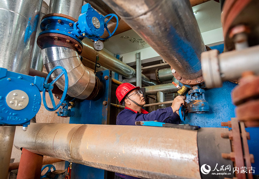 10月8日，呼和浩特市城市燃热集团富泰热力新华西街玉泉所工作人员在换热站内调试供暖设备。丁根厚摄