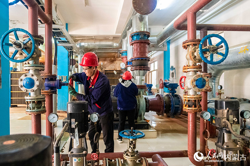10月8日，呼和浩特市城市燃热集团富泰热力新华西街玉泉所工作人员在换热站内调试供暖设备。丁根厚摄