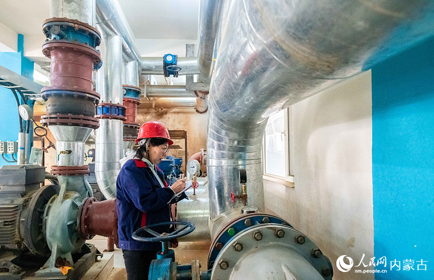 10月8日，呼和浩特市城市燃热集团富泰热力新华西街玉泉所工作人员在换热站内记录补水运行参数。丁根厚摄