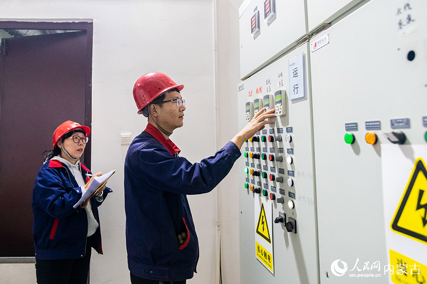 10月8日，呼和浩特市城市燃热集团富泰热力新华西街玉泉所工作人员在换热站机房内调试供暖设备。丁根厚摄