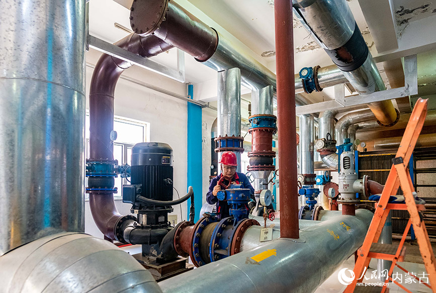 10月8日，呼和浩特市城市燃热集团富泰热力新华西街玉泉所工作人员在换热站内调试供暖设备。丁根厚摄