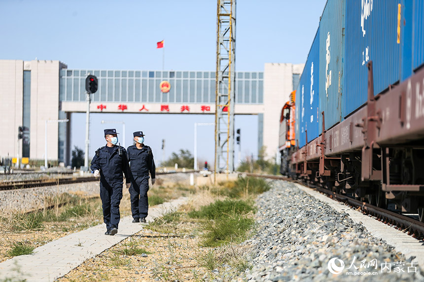 二連出入境邊防檢查站執勤民警對中歐班列進行車體檢查。郭鵬杰攝