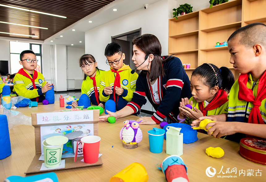 小学生在呼和浩特市玉泉区垃圾分类科普馆制作环保手工作品，倡导绿色环保理念。丁根厚摄
