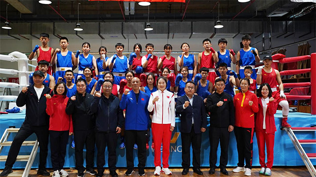 杨柳和鄂尔多斯市体育职业中学的师生合影。樊梨花摄