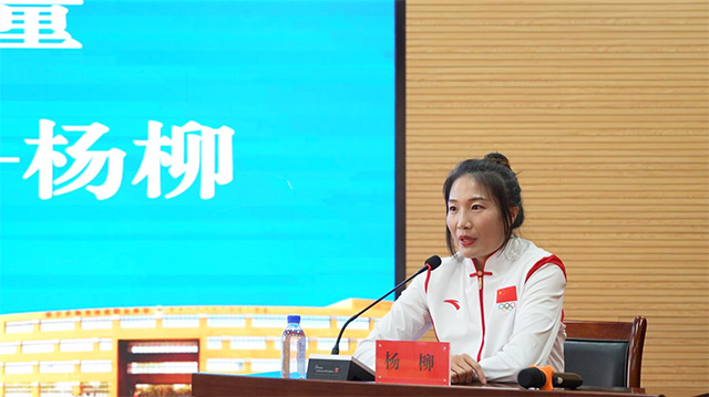 杨柳给鄂尔多斯市体育职业中学的师生们分享她学习拳击的心路历程。樊梨花摄