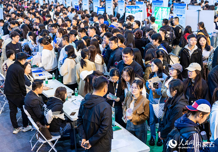 众多求职者在招聘活动现场寻找合适的岗位。丁根厚摄