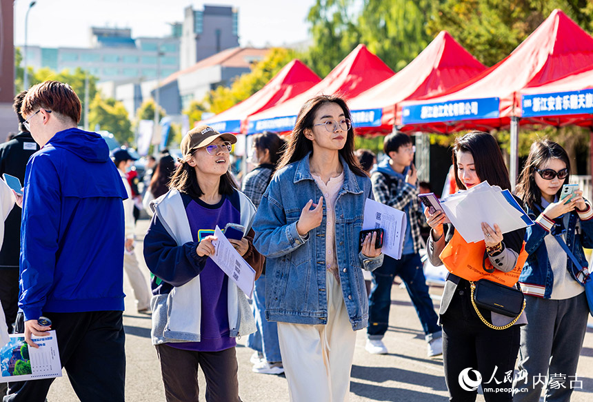 众多求职者在招聘活动现场寻找合适的岗位。丁根厚摄