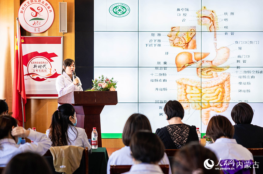 10月18日，内蒙古自治区人民医院第三党总支的医疗专家在为社区老人们讲解慢性病防治知识。丁根厚摄