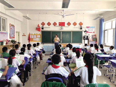 海勃湾区“国学新力量”宣讲团走进校园宣讲。王鑫 摄