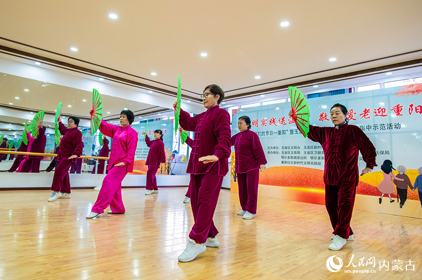 文化志愿者在呼和浩特市玉泉区“我们的节日·重阳节”活动现场表演。丁根厚摄