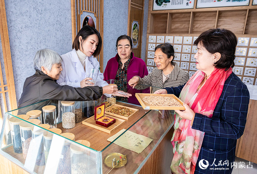 呼和浩特市玉泉区石东路街道居家和社区养老服务综合体，医护人员为老人们讲解秋冬季养生知识。丁根厚摄