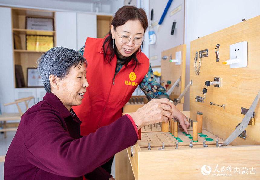 呼和浩特市玉泉区石东路街道居家和社区养老服务综合体，志愿者协助老人进行能力评估。丁根厚摄