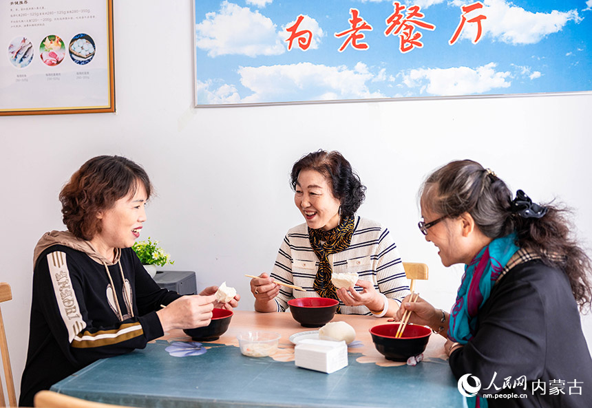 呼和浩特市玉泉区石东路街道居家和社区养老服务综合体，老人们在“为老餐厅”内吃早餐。丁根厚摄