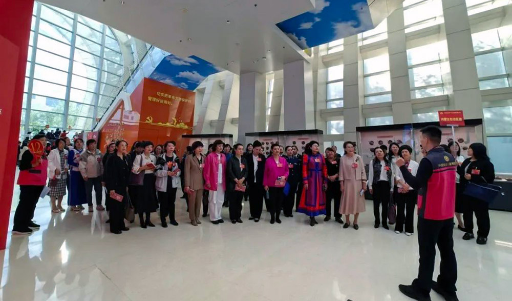 中国妇女十三大内蒙古自治区代表团代表参观妇女儿童博物馆
