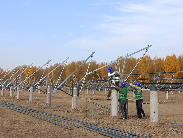 国能霍林郭勒一期50MW复合型光伏发电项目建设现场。