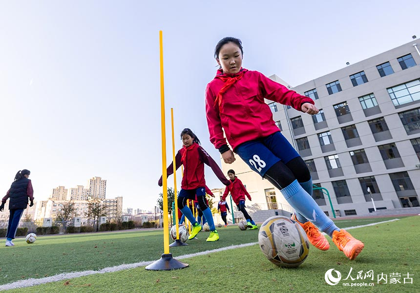 呼和浩特市玉泉区石东路小学学生在进行带球训练。丁根厚摄