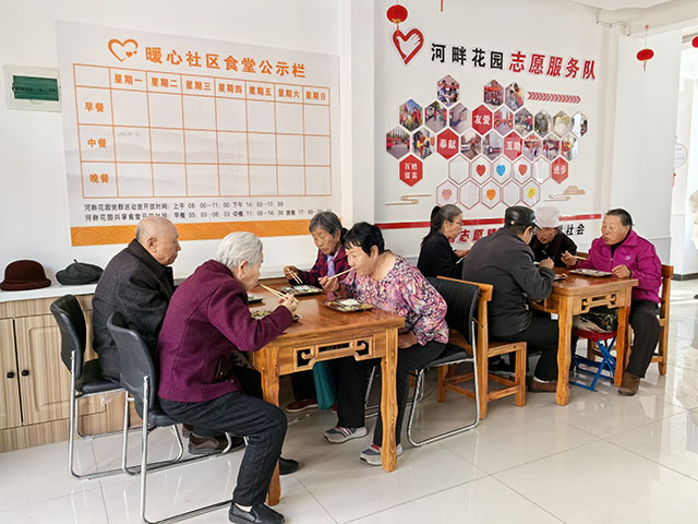 老人纷纷来此就餐