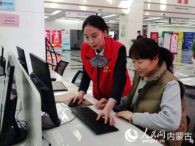 窗口服务人员帮助市民办理业务。实习生 孙婷摄