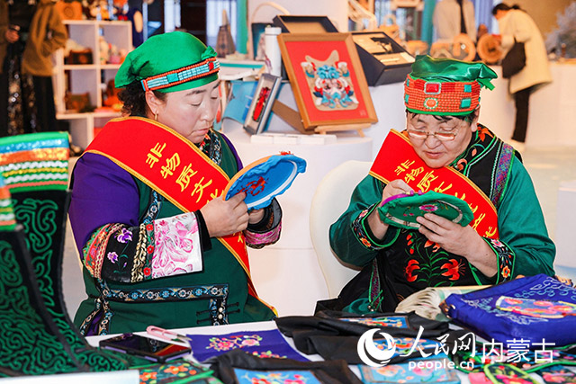 非遗手工技艺传承人现场展示非遗技艺。内蒙古文旅厅供图