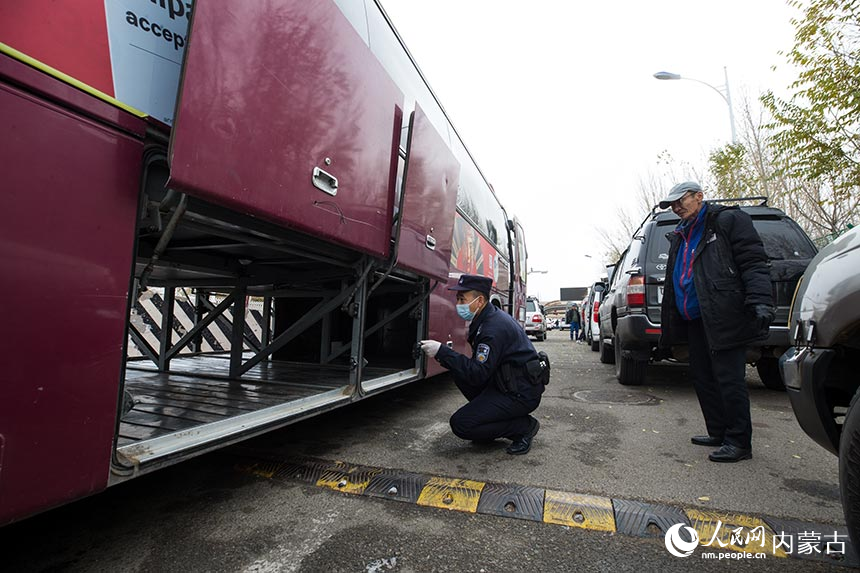 二连出入境边防检查站民警对通关车辆进行边防检查。郭鹏杰摄