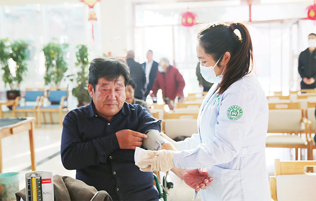 社区卫生服务中心安排医师在兴胜老年公寓进行巡诊。王佳妮摄