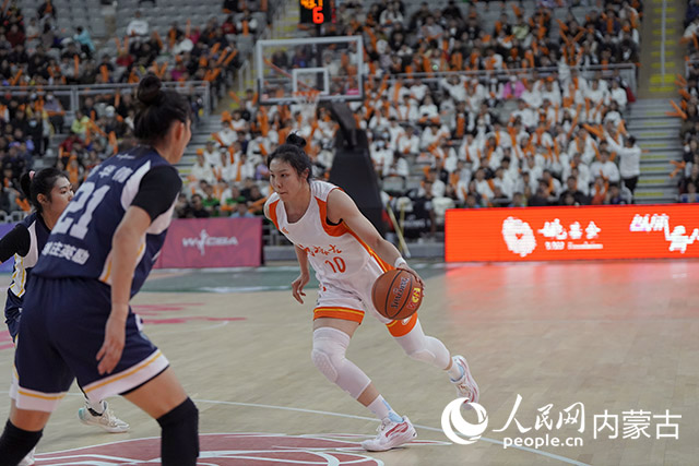 张茹突破上篮。内蒙古农信女篮俱乐部供图
