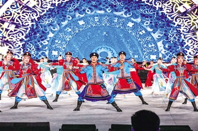 鄂爾多斯市廣場舞代表隊參加在貴陽市舉辦的2023年全國廣場舞大會成果展示——廣場舞之夜活動。