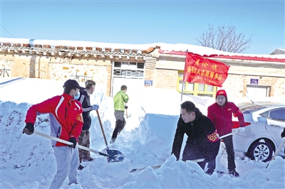 庫倫旗退役軍人志願服務隊清理街道積雪。