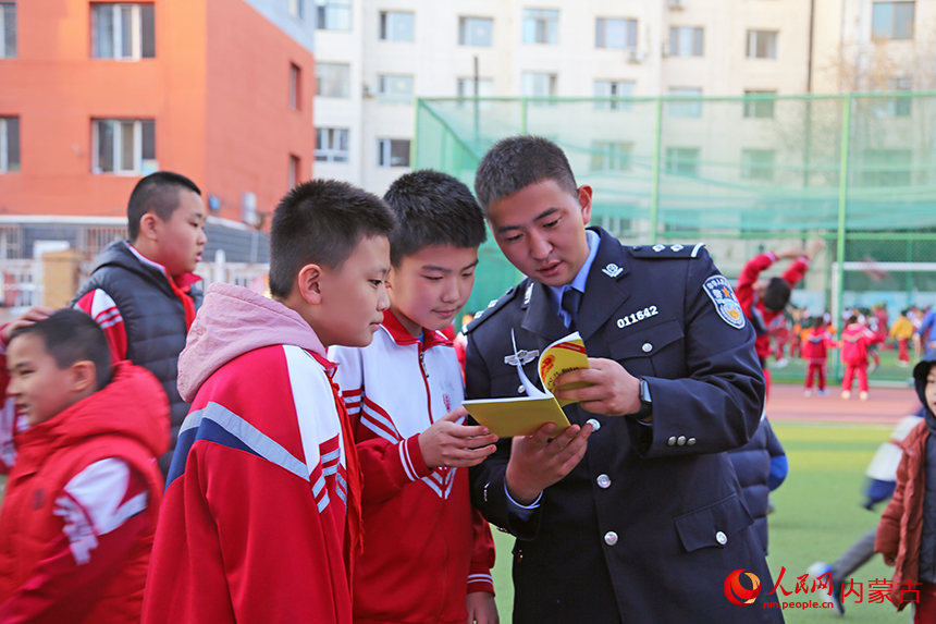 民警向同学们讲解安全知识。王鑫摄