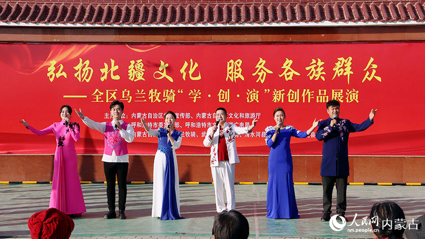 呼和浩特市赛罕区敕勒川路街道东古楼社区演出现场。实习生 常予馨摄