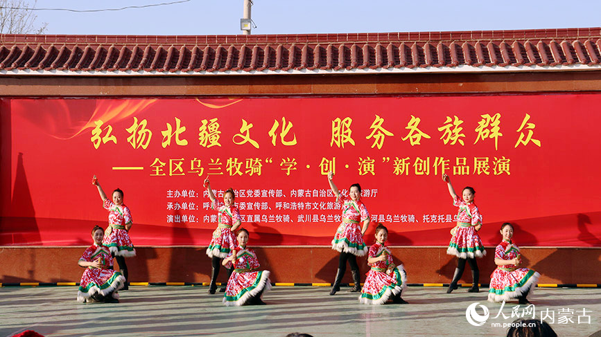 呼和浩特市赛罕区敕勒川路街道东古楼社区演出现场。实习生 常予馨摄