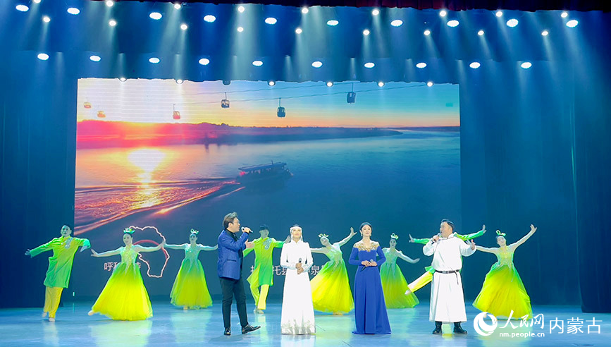 呼和浩特乌兰牧骑剧场演出现场。实习生 郭上菲摄