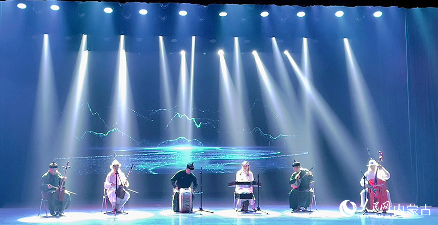 呼和浩特乌兰牧骑剧场演出现场。实习生 郭上菲摄