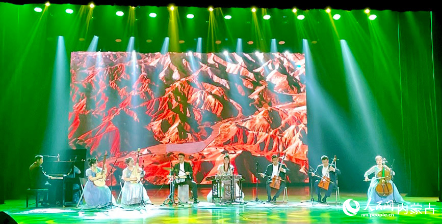 呼和浩特乌兰牧骑剧场演出现场。实习生 郭上菲摄